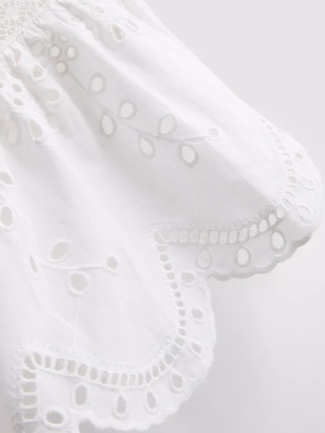 Puuvillainen broderie-koristeltu etuosa