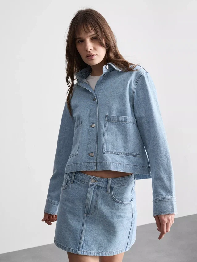 Puuvillainen denimtakki, jossa on paikkatasku