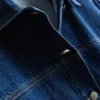Puuvillainen denimtakki, jossa on paikkatasku