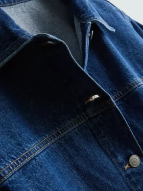 Puuvillainen denimtakki, jossa on paikkatasku