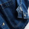 Puuvillainen denimtakki, jossa on paikkatasku