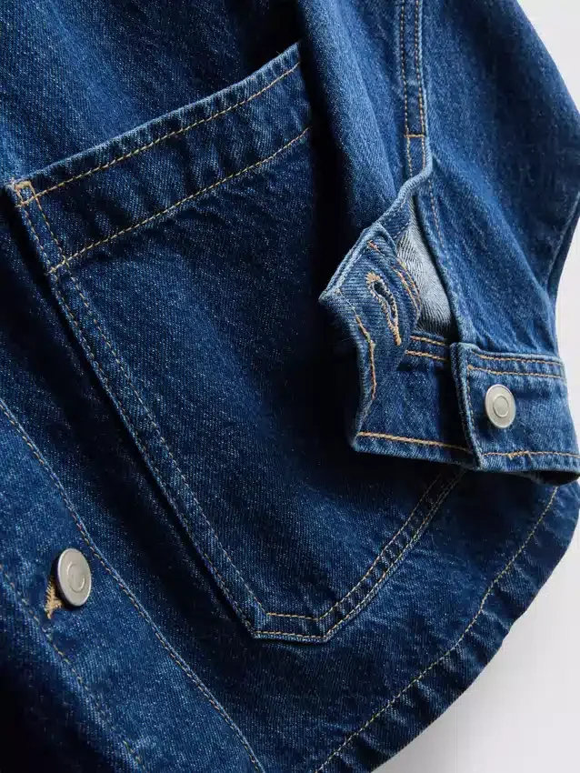 Puuvillainen denimtakki, jossa on paikkatasku