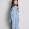 Puuvillainen denimtakki, jossa on paikkatasku