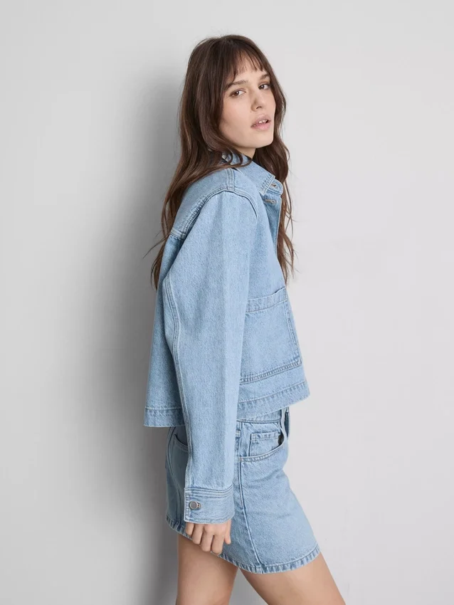 Puuvillainen denimtakki, jossa on paikkatasku