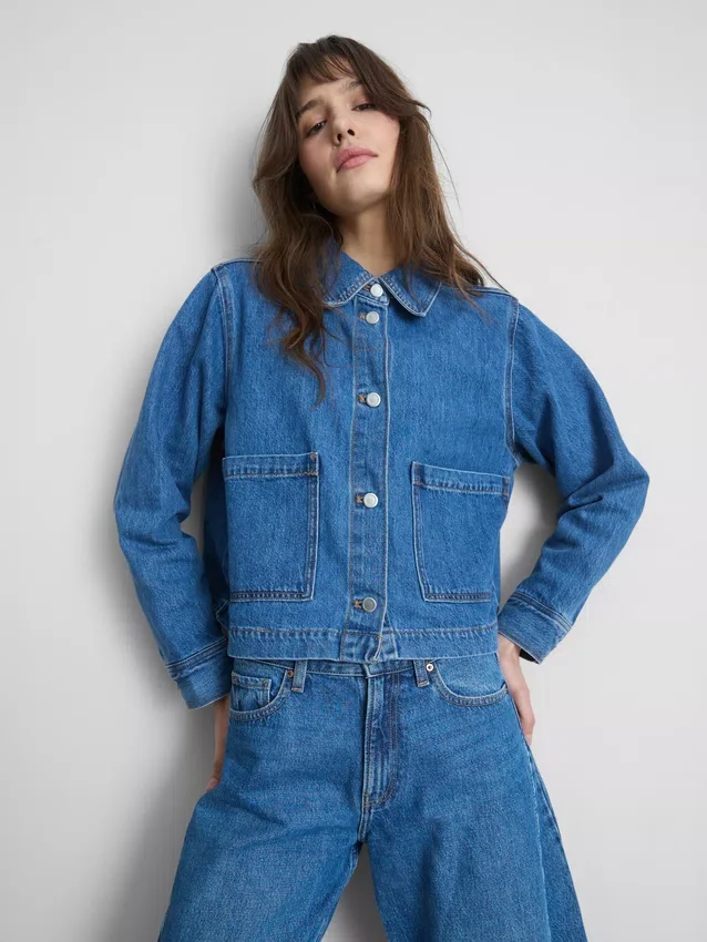 Puuvillainen denimtakki, jossa on paikkatasku