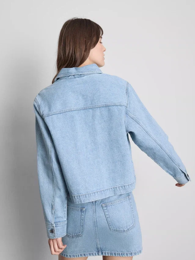 Puuvillainen denimtakki, jossa on paikkatasku