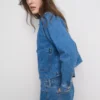Puuvillainen denimtakki, jossa on paikkatasku