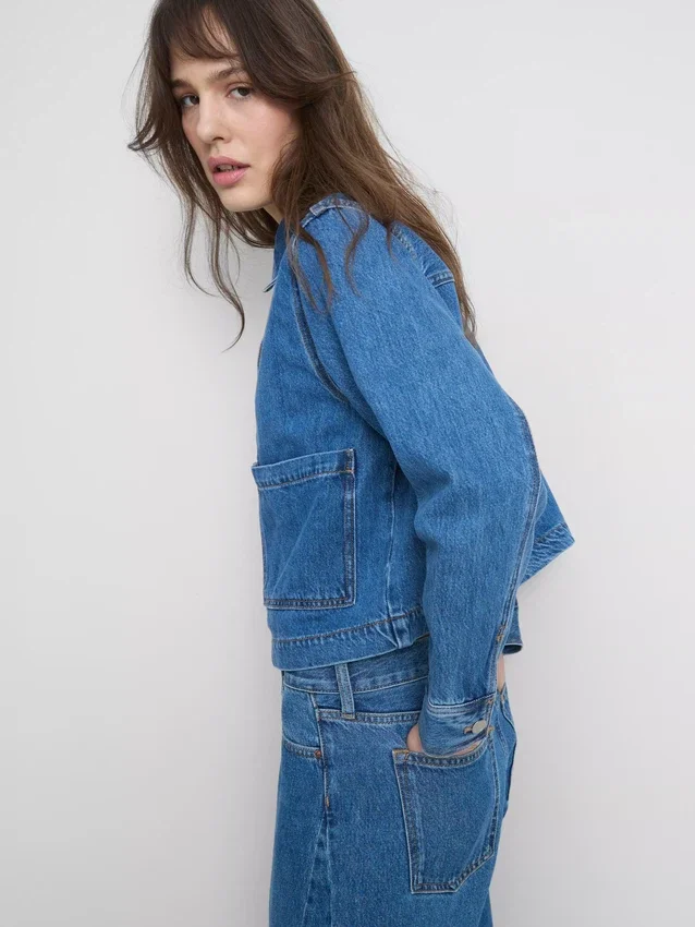 Puuvillainen denimtakki, jossa on paikkatasku