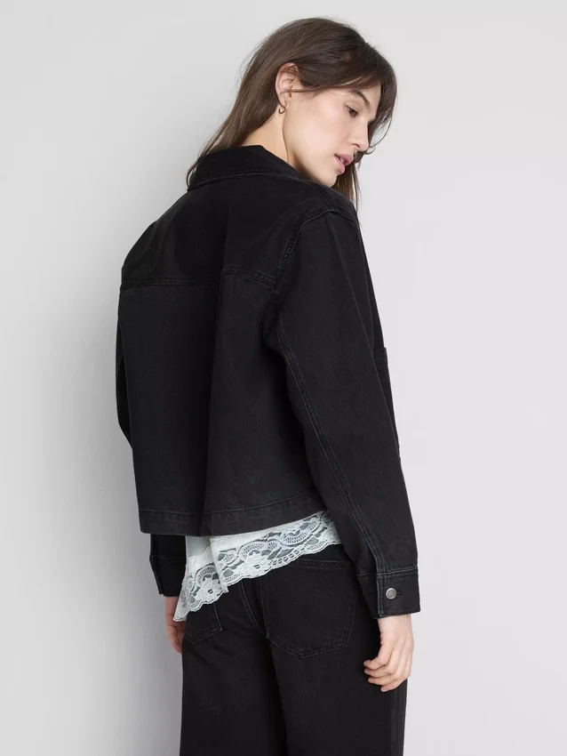 Puuvillainen denimtakki, jossa on paikkatasku