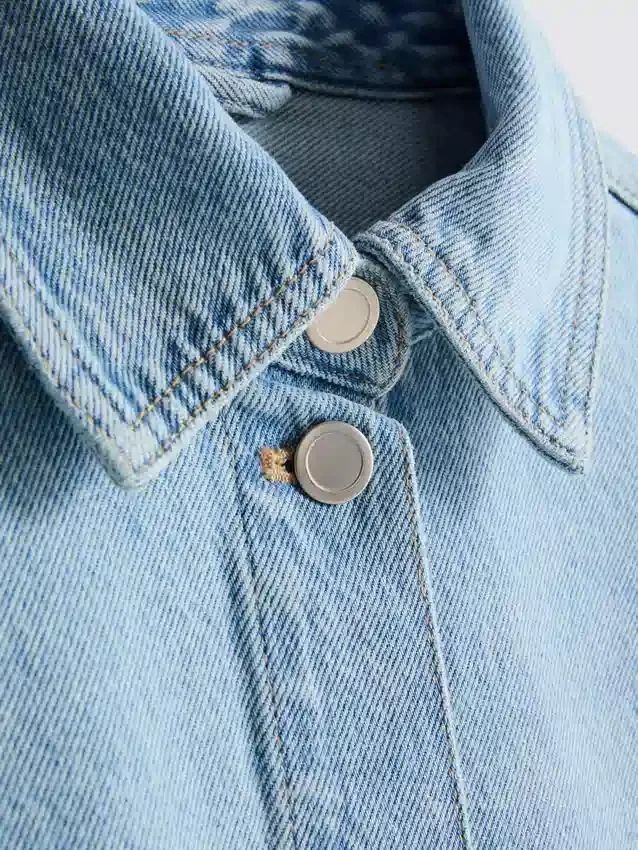 Puuvillainen denimtakki, jossa on paikkatasku