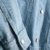Puuvillainen denimtakki, jossa on paikkatasku