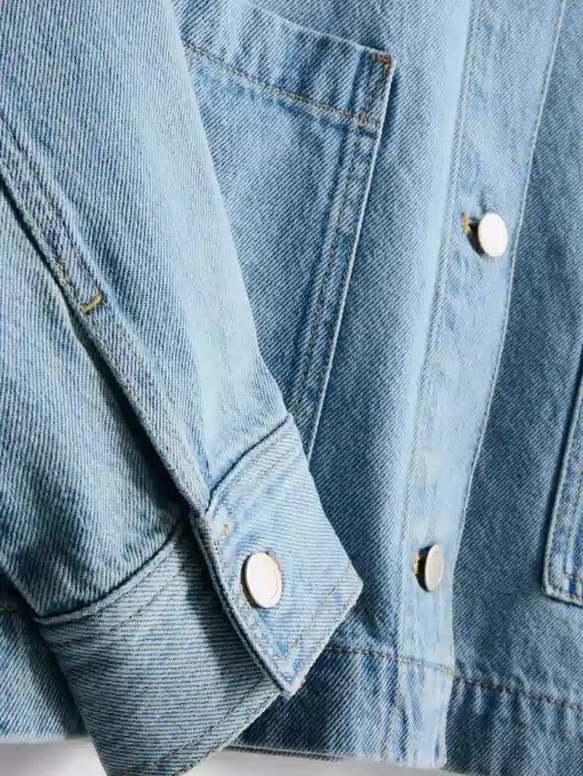 Puuvillainen denimtakki, jossa on paikkatasku