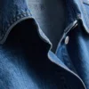 Puuvillainen denimtakki, jossa on paikkatasku