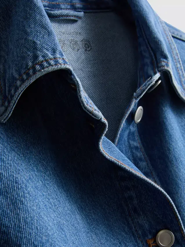 Puuvillainen denimtakki, jossa on paikkatasku