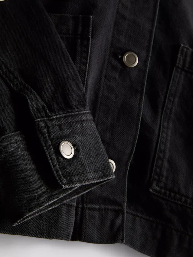 Puuvillainen denimtakki, jossa on paikkatasku