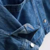 Puuvillainen denimtakki, jossa on paikkatasku