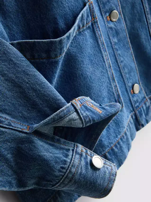 Puuvillainen denimtakki, jossa on paikkatasku