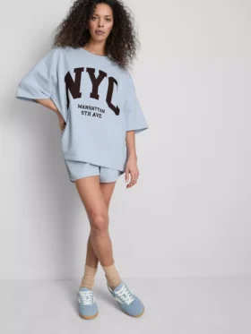 Puuvillapitoinen NYC-huppari, jossa on laskeutuvat hihat