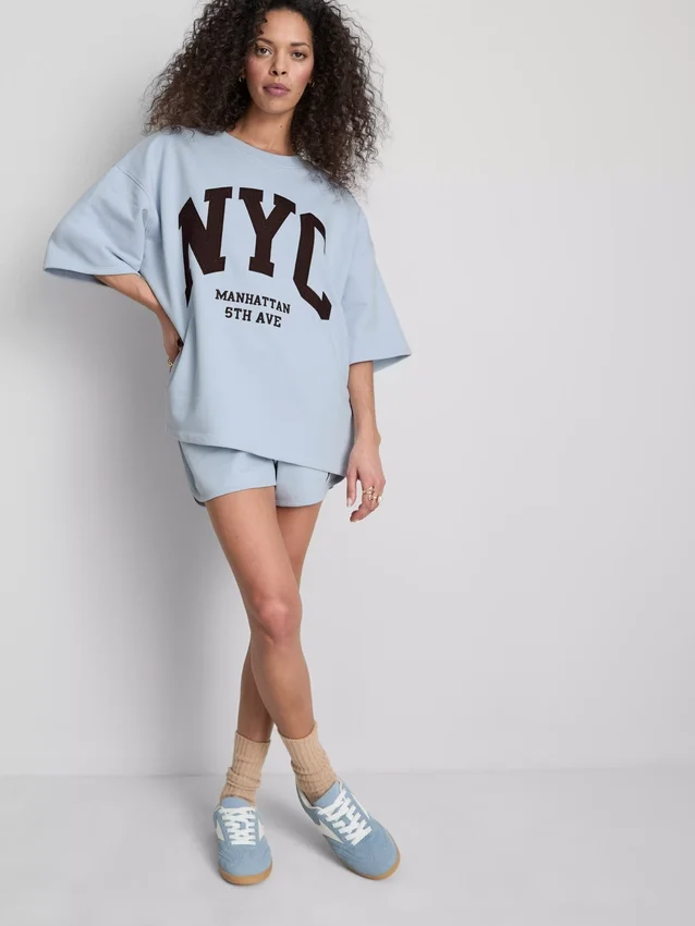 Puuvillapitoinen NYC-huppari, jossa on laskeutuvat hihat