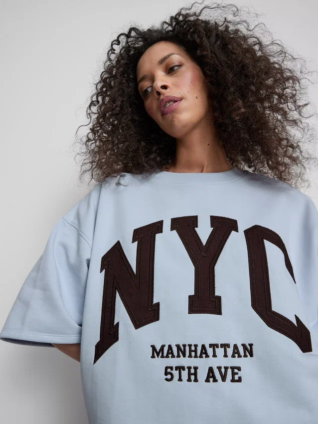 Puuvillapitoinen NYC-huppari, jossa on laskeutuvat hihat