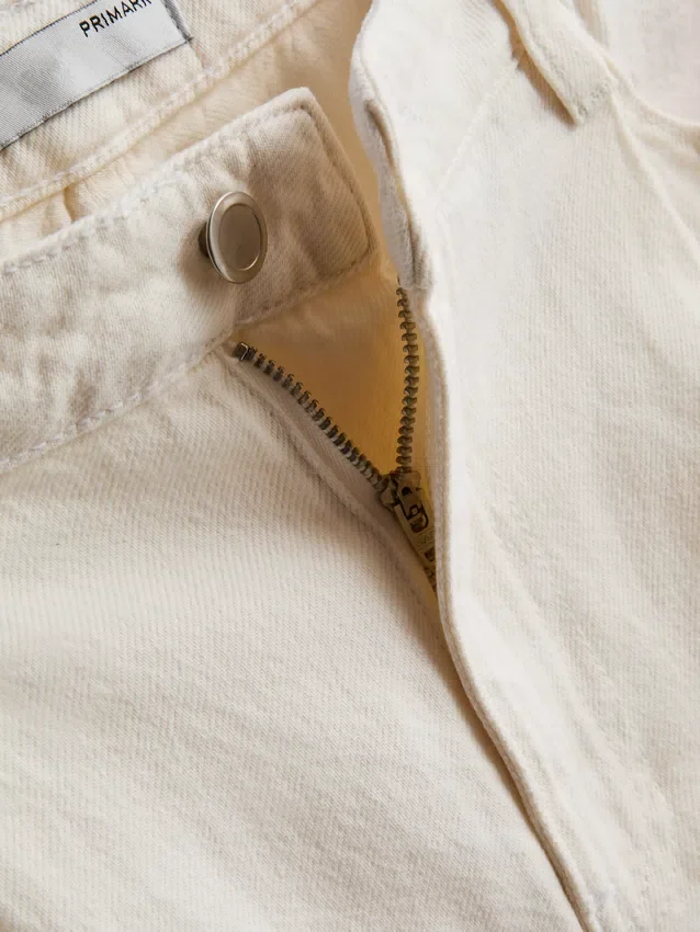 Puuvillapitoiset denim-plisseeratut levenevät shortsit