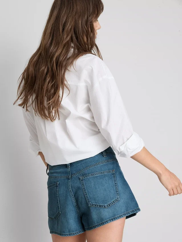 Puuvillapitoiset denim-plisseeratut levenevät shortsit