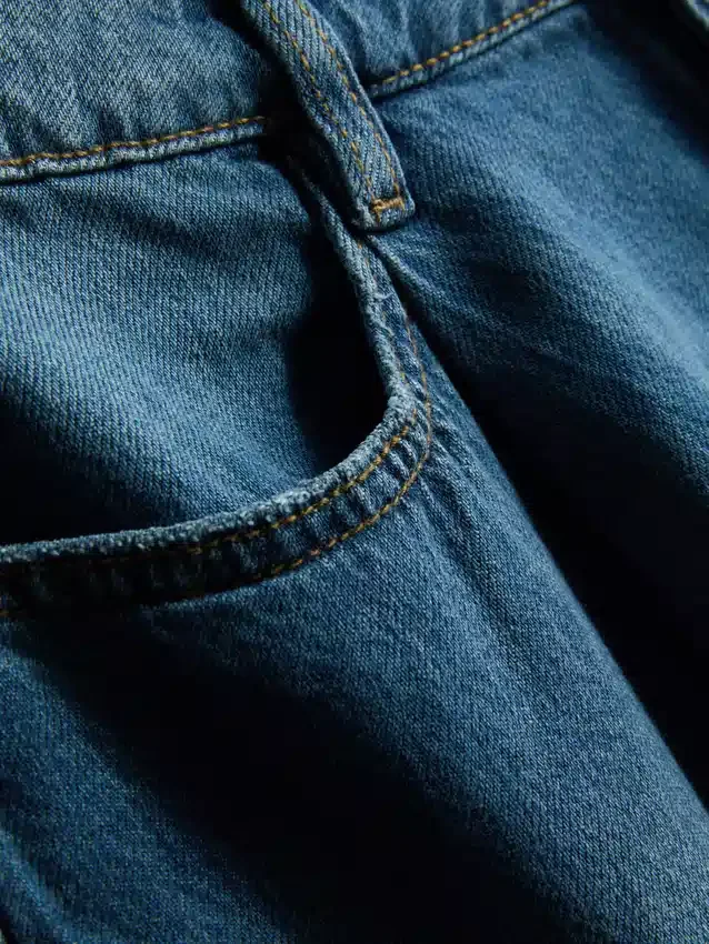 Puuvillapitoiset denim-plisseeratut levenevät shortsit