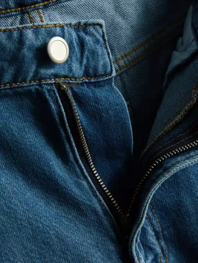 Puuvillapitoiset denim-plisseeratut levenevät shortsit