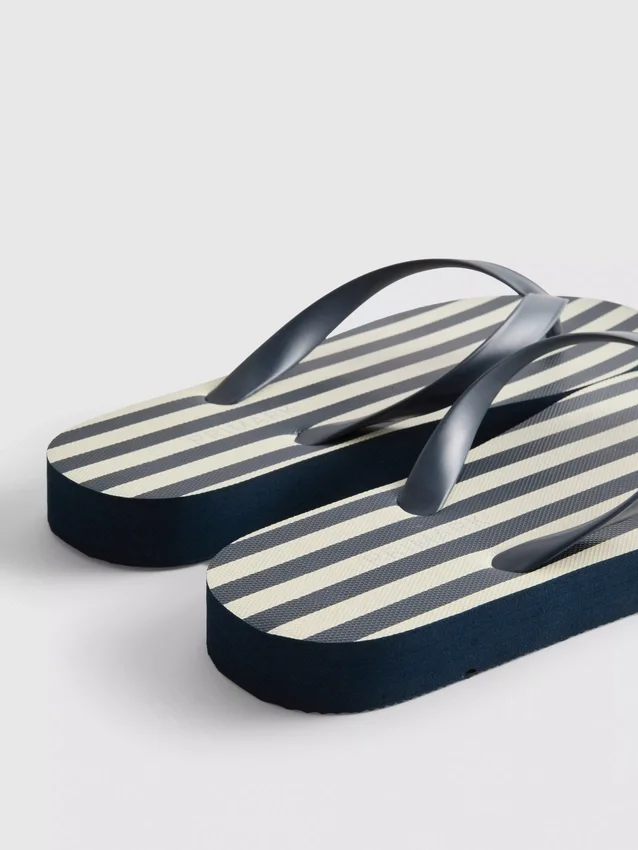 Raidalliset flatform-sandaalit
