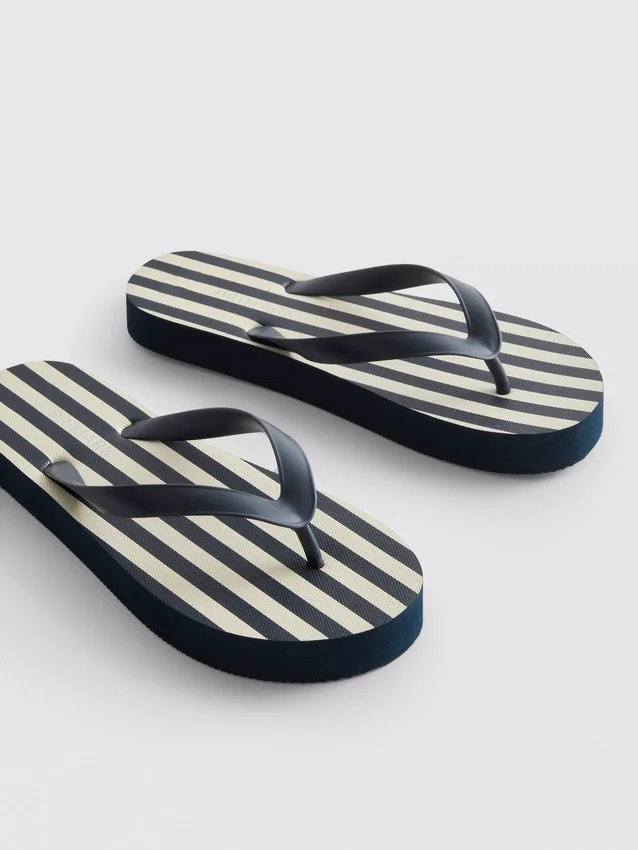 Raidalliset flatform-sandaalit