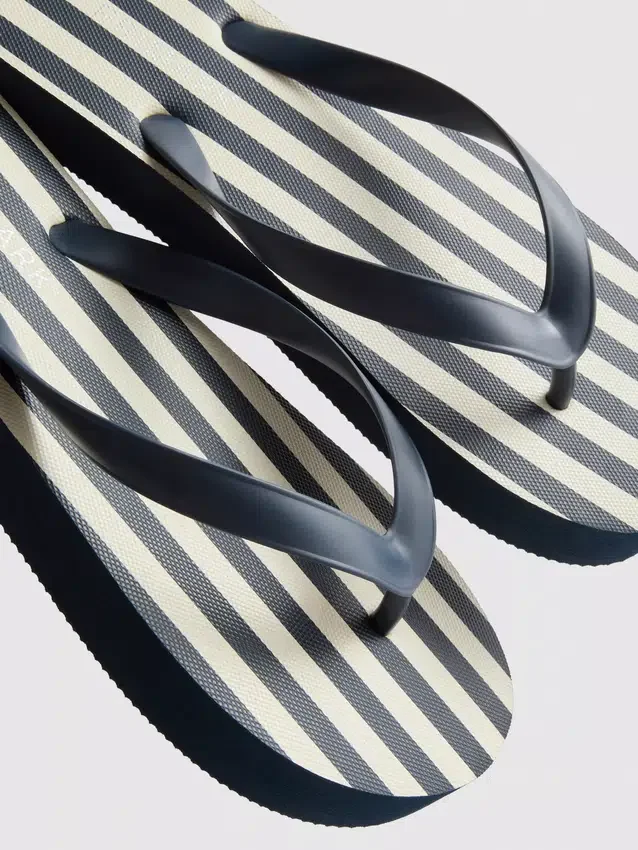 Raidalliset flatform-sandaalit