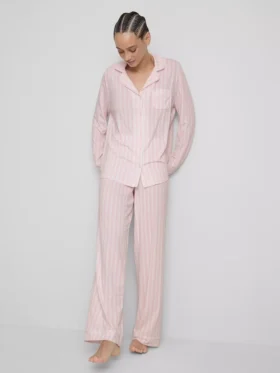 Raidalliset jersey-poikaystävän pyjamat