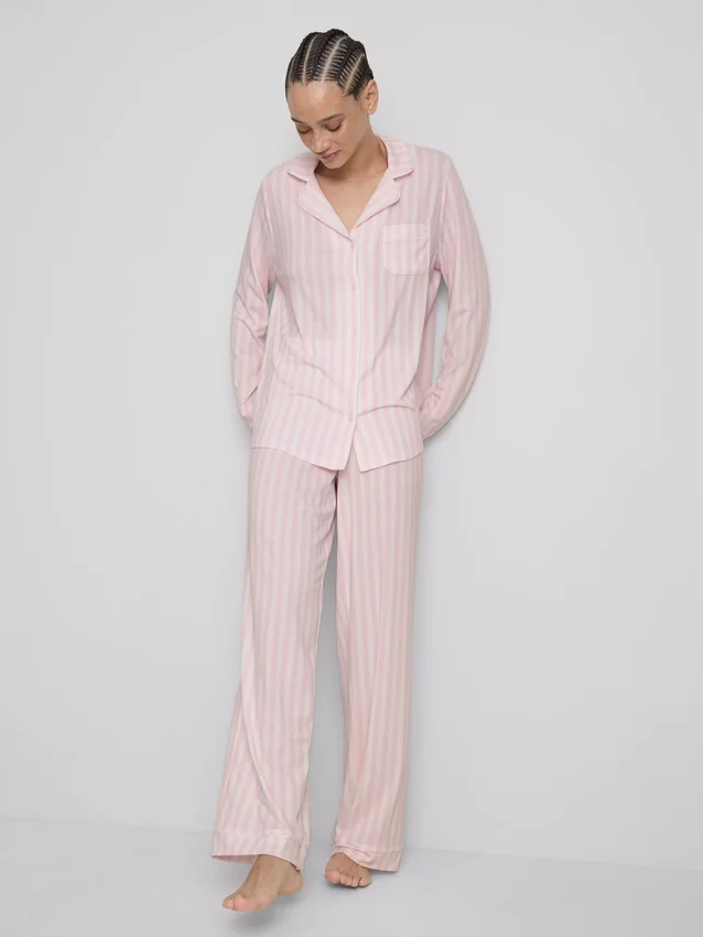 Raidalliset jersey-poikaystävän pyjamat