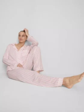 Raidalliset jersey-poikaystävän pyjamat