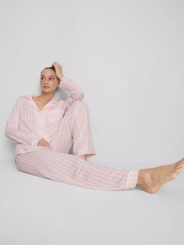 Raidalliset jersey-poikaystävän pyjamat