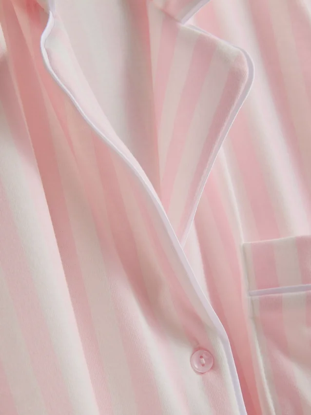 Raidalliset jersey-poikaystävän pyjamat