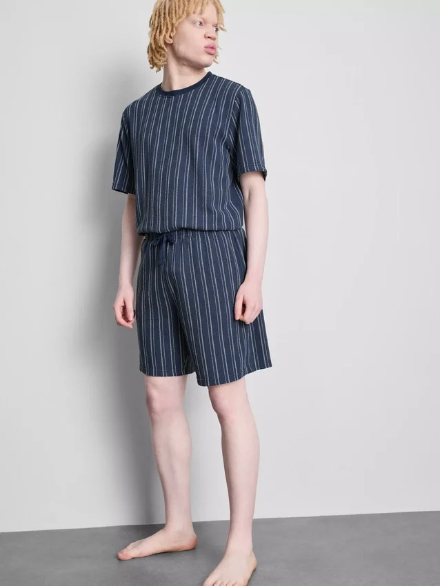 Raidalliset pyjamat-shortsit