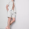 Raidalliset pyjamat-shortsit