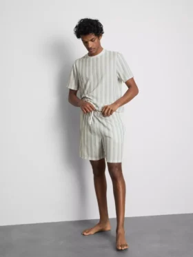 Raidalliset pyjamat-shortsit