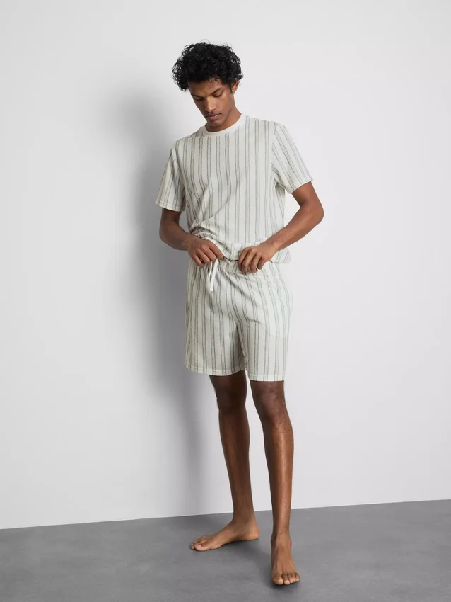 Raidalliset pyjamat-shortsit