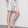 Raidalliset pyjamat-shortsit