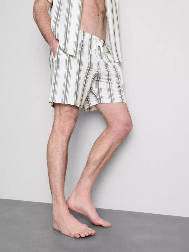 Raidalliset pyjamat-shortsit
