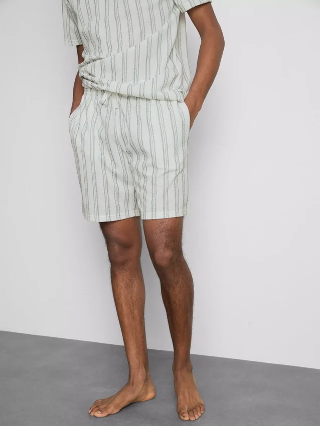 Raidalliset pyjamat-shortsit