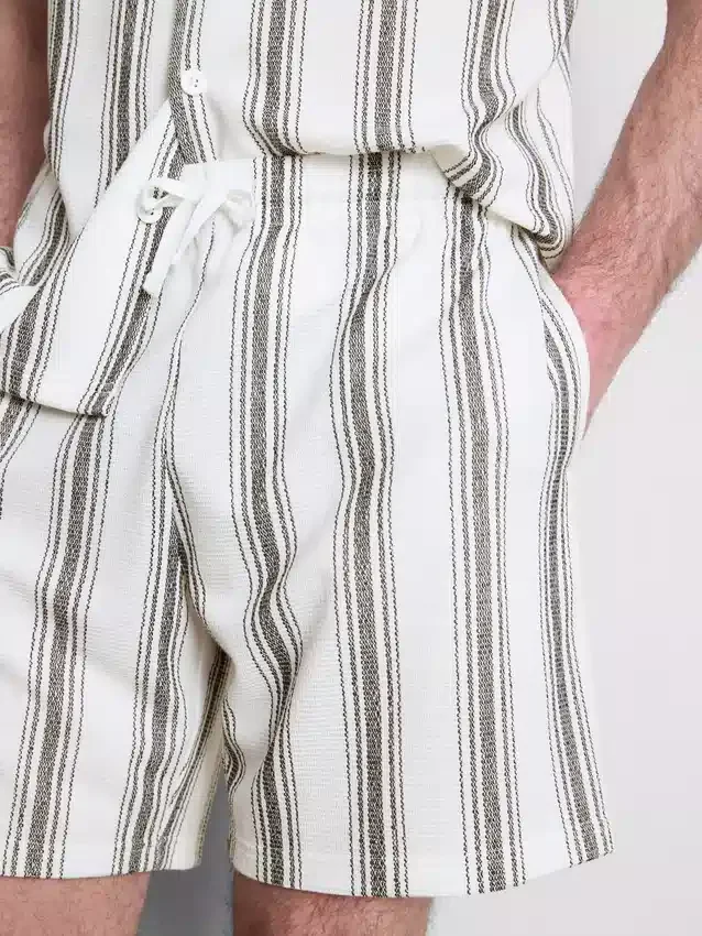 Raidalliset pyjamat-shortsit