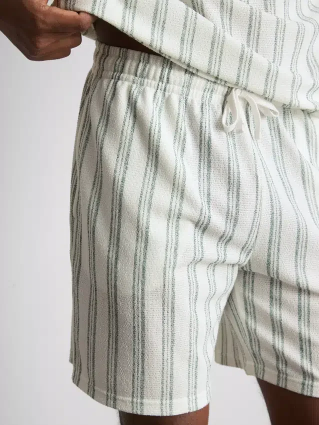 Raidalliset pyjamat-shortsit