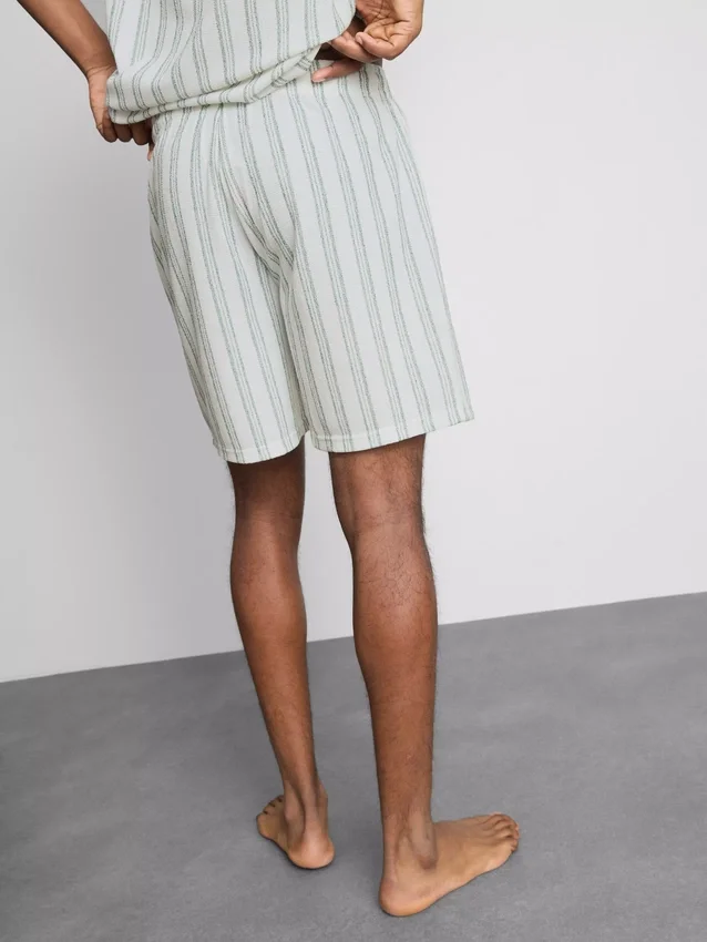 Raidalliset pyjamat-shortsit