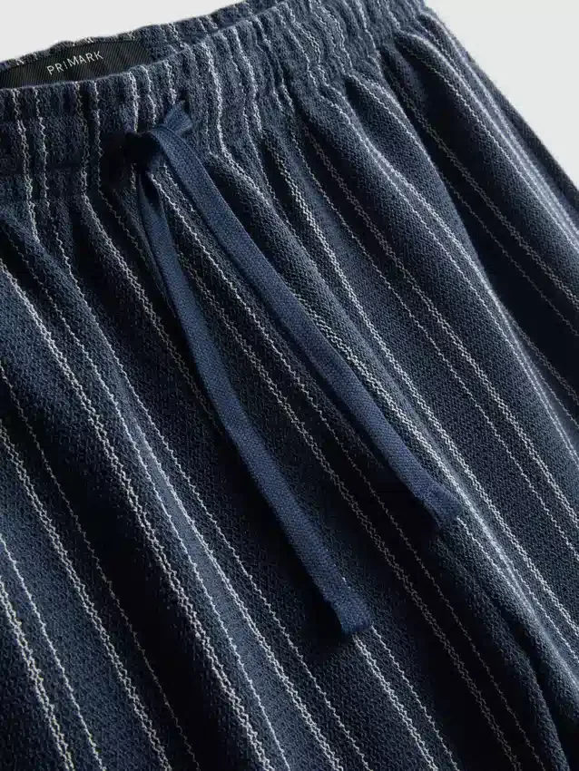 Raidalliset pyjamat-shortsit