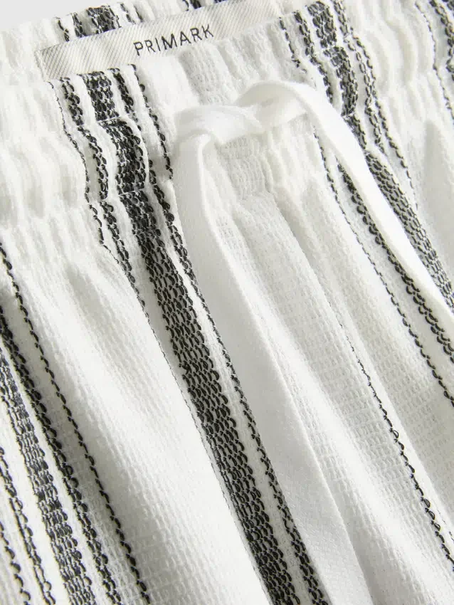 Raidalliset pyjamat-shortsit