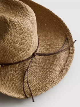 Reunustettu olkikowboyhattu