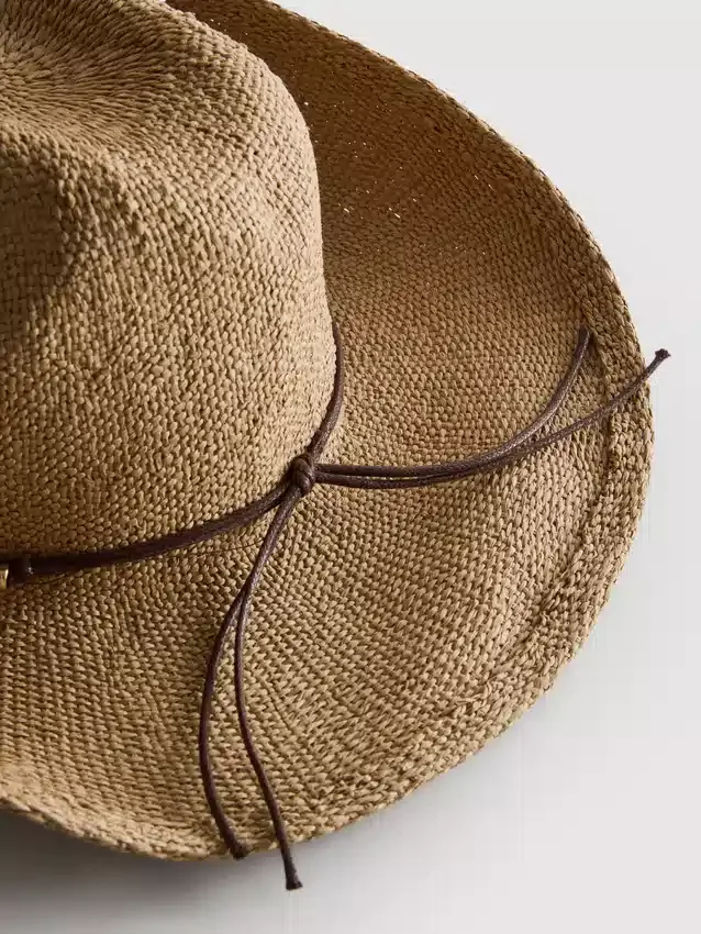 Reunustettu olkikowboyhattu